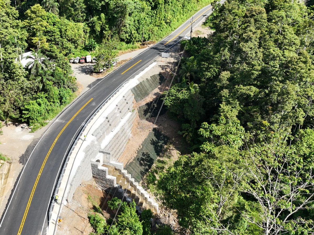 Se trata de dos muros de retención ubicados en el sector de Cataratas, cantón de Talamanca.
