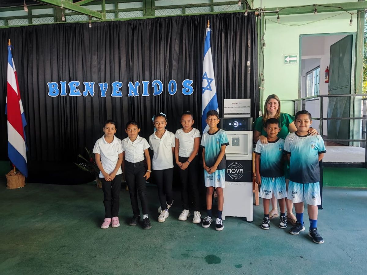 Este viernes, la escuela de Santa Teresa, ubicada en Cobano de la Dirección Regional de Educación Peninsular recibió una donación por parte de la Embajada de Israel de una máquina para generar agua potable a partir de la humedad en el ambiente.