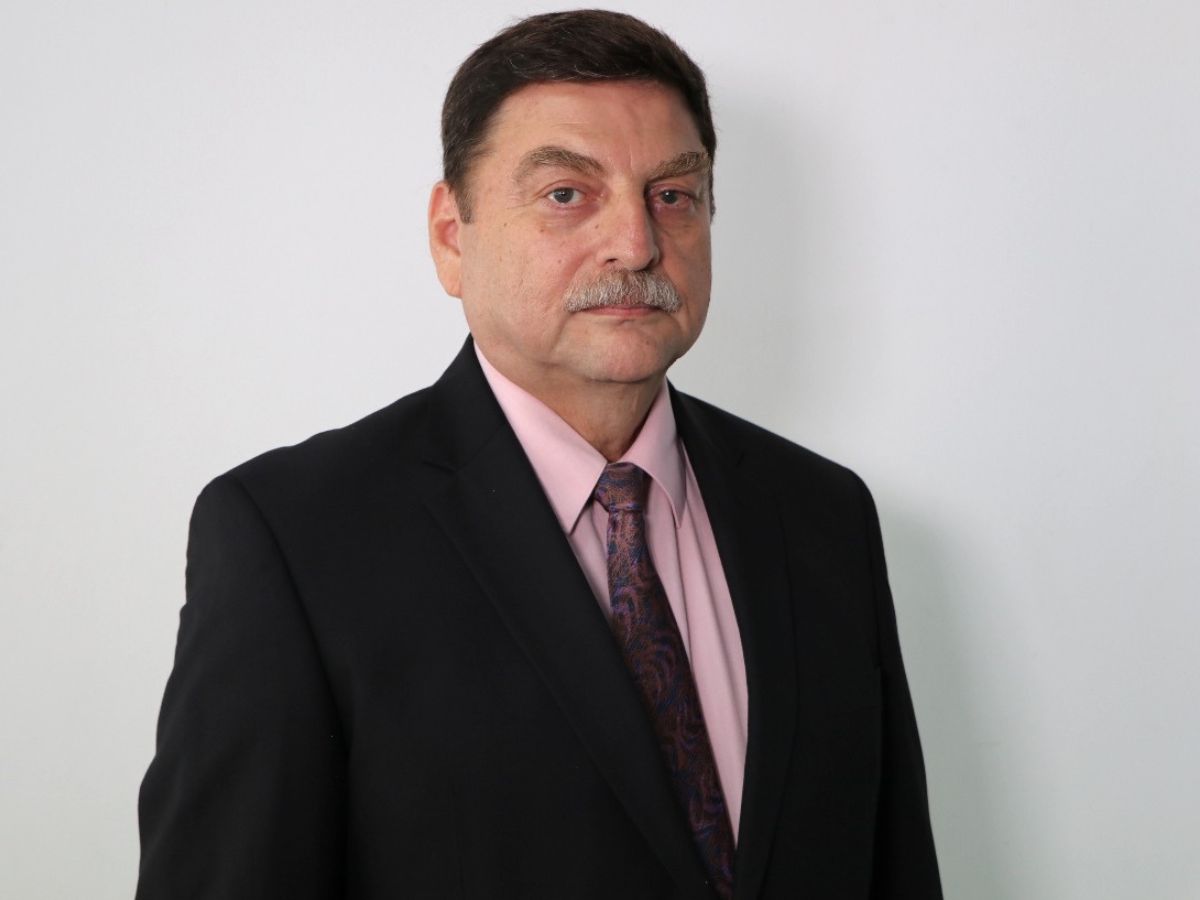 En las oficinas de la Asociación Gerontológica Costarricense (AGECO) personas voluntarias capacitadas atienden el Servicio de Orientación Socio Legal, línea telefónica gratuita (teléfono 2542-4527) que brinda apoyo emocional, respaldo, atención a inquietudes y orientación a las personas mayores sobre cómo presentar trámites o denuncias, entre otros esfuerzos.