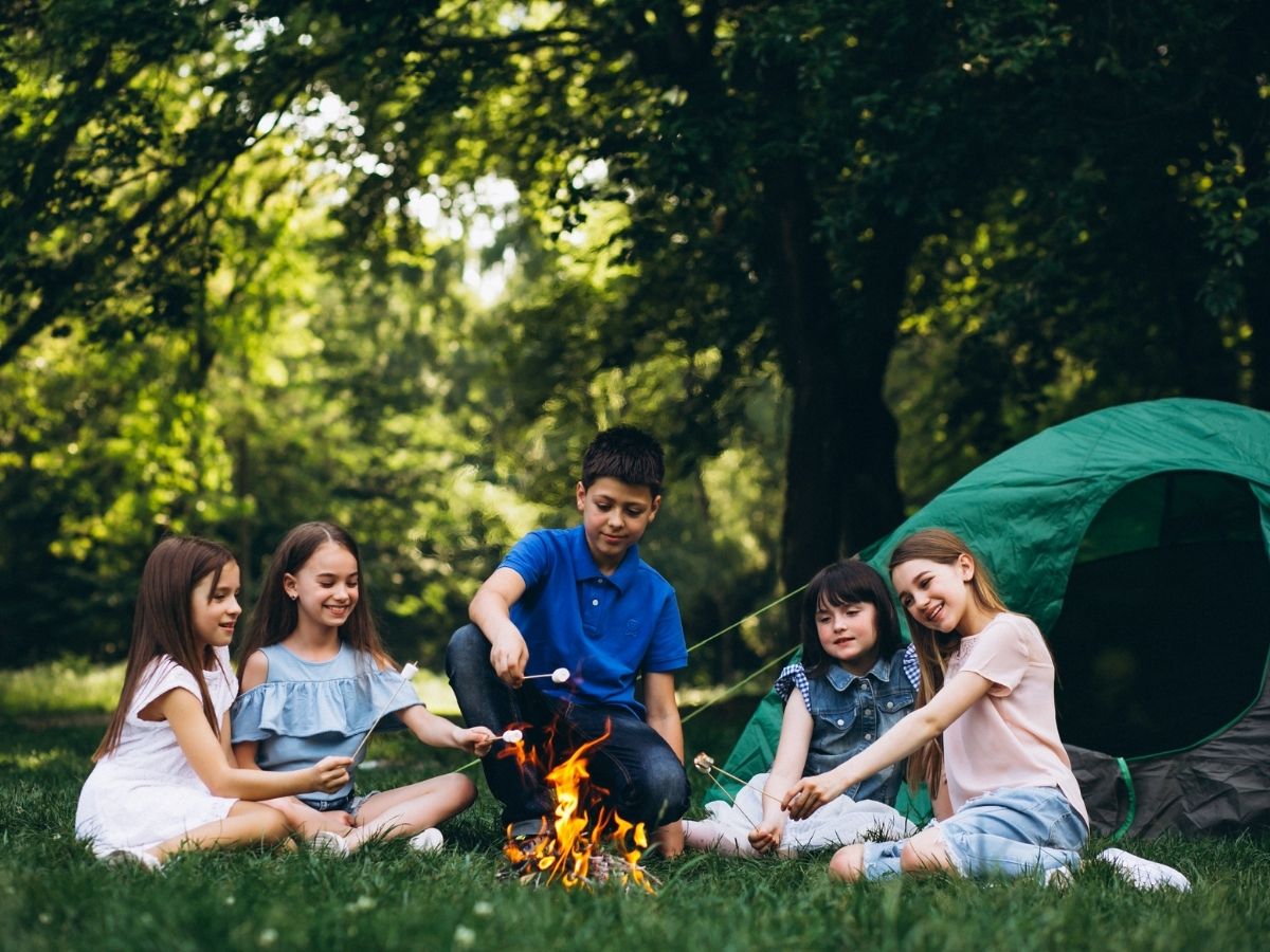 Sentarse alrededor de una fogata puede ser una forma agradable de pasar tiempo con sus hijos, familiares y amigos; sin embargo, al incluir niños pequeños, es importante tener en cuenta el riesgo de quemaduras y saber cómo prevenirlas y actuar en caso de que ocurran.