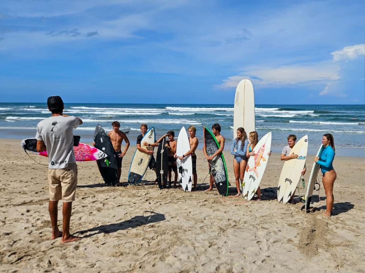Juan Carlos Naranjo pule el talento local en playas de Guanacaste