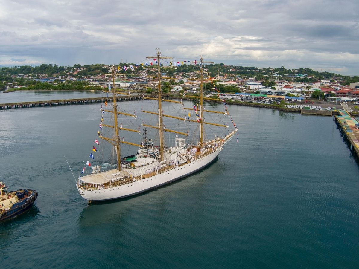 Este buque de velas de bandera argentina recorre 10 países en un recorrido de 169 días y Puerto Limón fue uno de los puertos seleccionados.