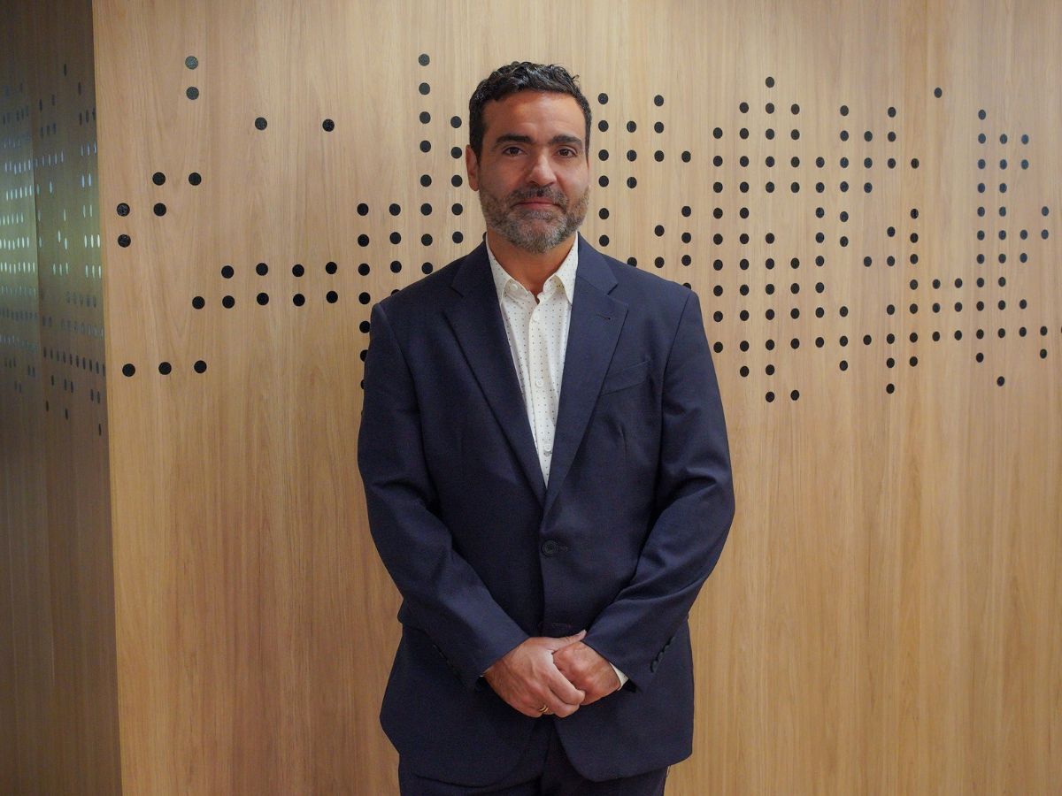 Durante años, la ciberseguridad se pensó como un problema técnico. Firewalls, parches, detección de malware. El atacante era alguien que sabía más de sistemas. Hoy esa imagen quedó desactualizada. Los ataques más efectivos ya no se apoyan en vulnerabilidades de software, sino en algo mucho más cotidiano: la forma en que las personas deciden, confían y responden a un mensaje.