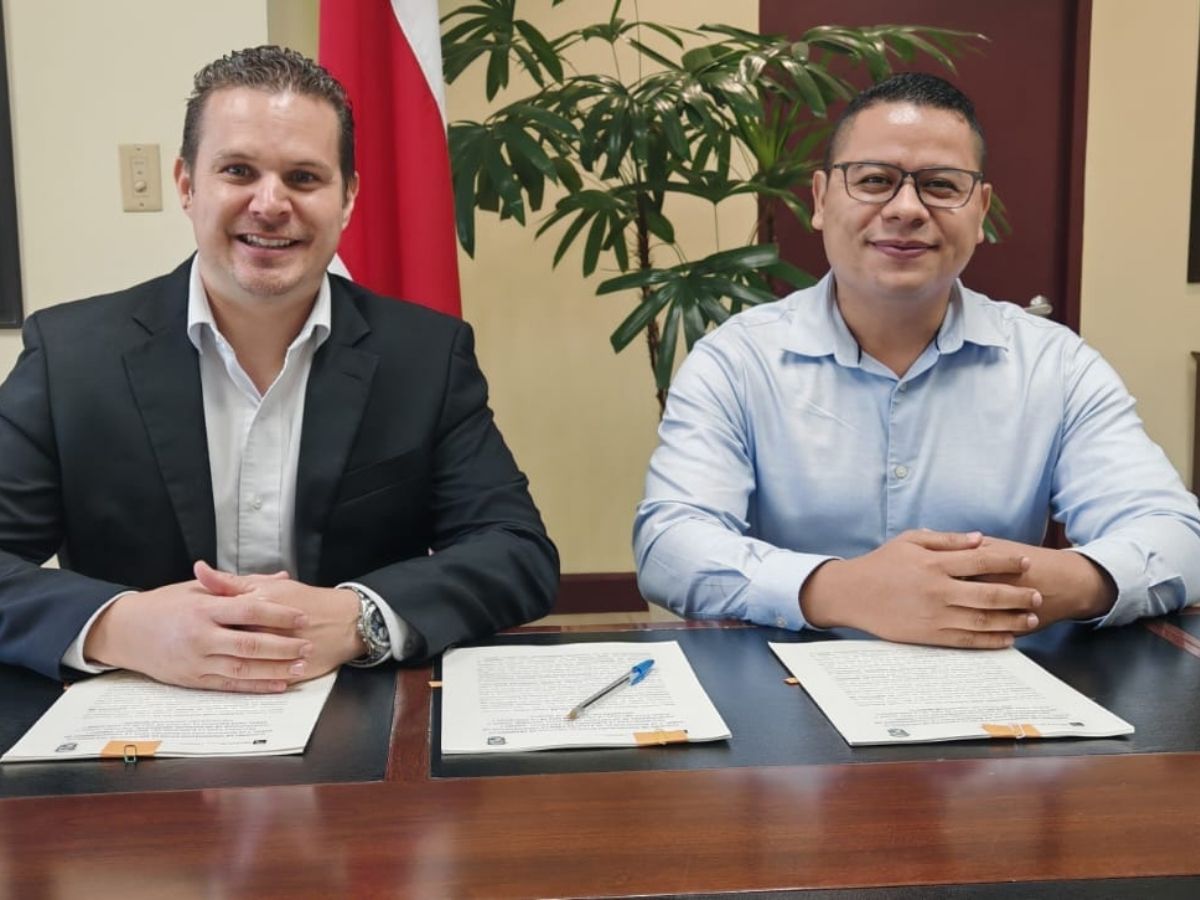 El convenio fue firmado por Ricardo Quesada Salas, presidente ejecutivo del Inder y Alonso González Madrigal, alcalde de Bagaces