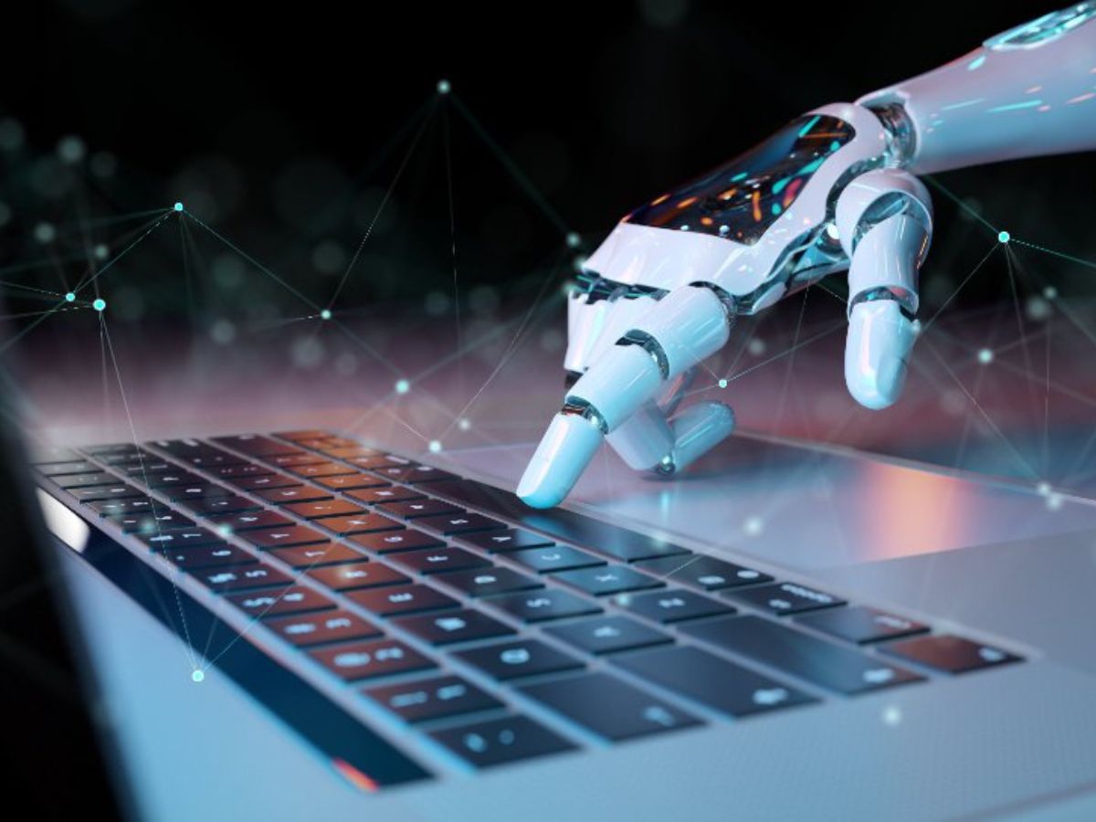 La inteligencia artificial (IA) está cambiando las reglas del juego político; por eso la educación digital es ahora una forma de defensa cívica. Ariel Ramos Ortega, director ejecutivo de Codingraph y docente de Fidélitas, advierte sobre la urgencia de desarrollar pensamiento crítico frente a la avalancha de contenidos generados por IA.