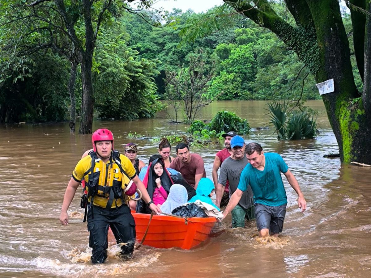 El Ministerio de Educación actualizó la lista de los centros educativos en los que se suspenderán las clases los días 28 y 29 de octubre, luego de las fuertes lluvias que se dieron la noche del lunes y martes en la mañana. 