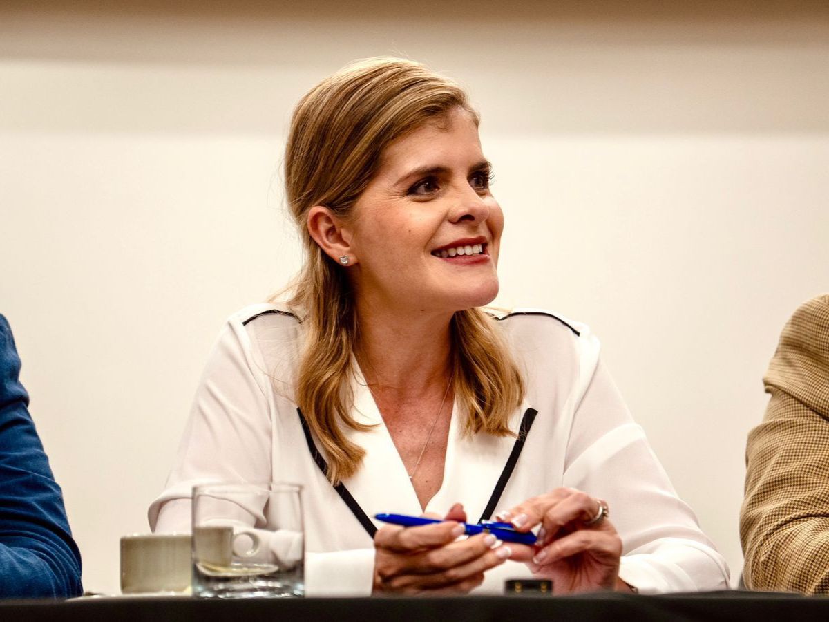 Laura Fernández lidera con un 25%, pero los indecisos son más del doble