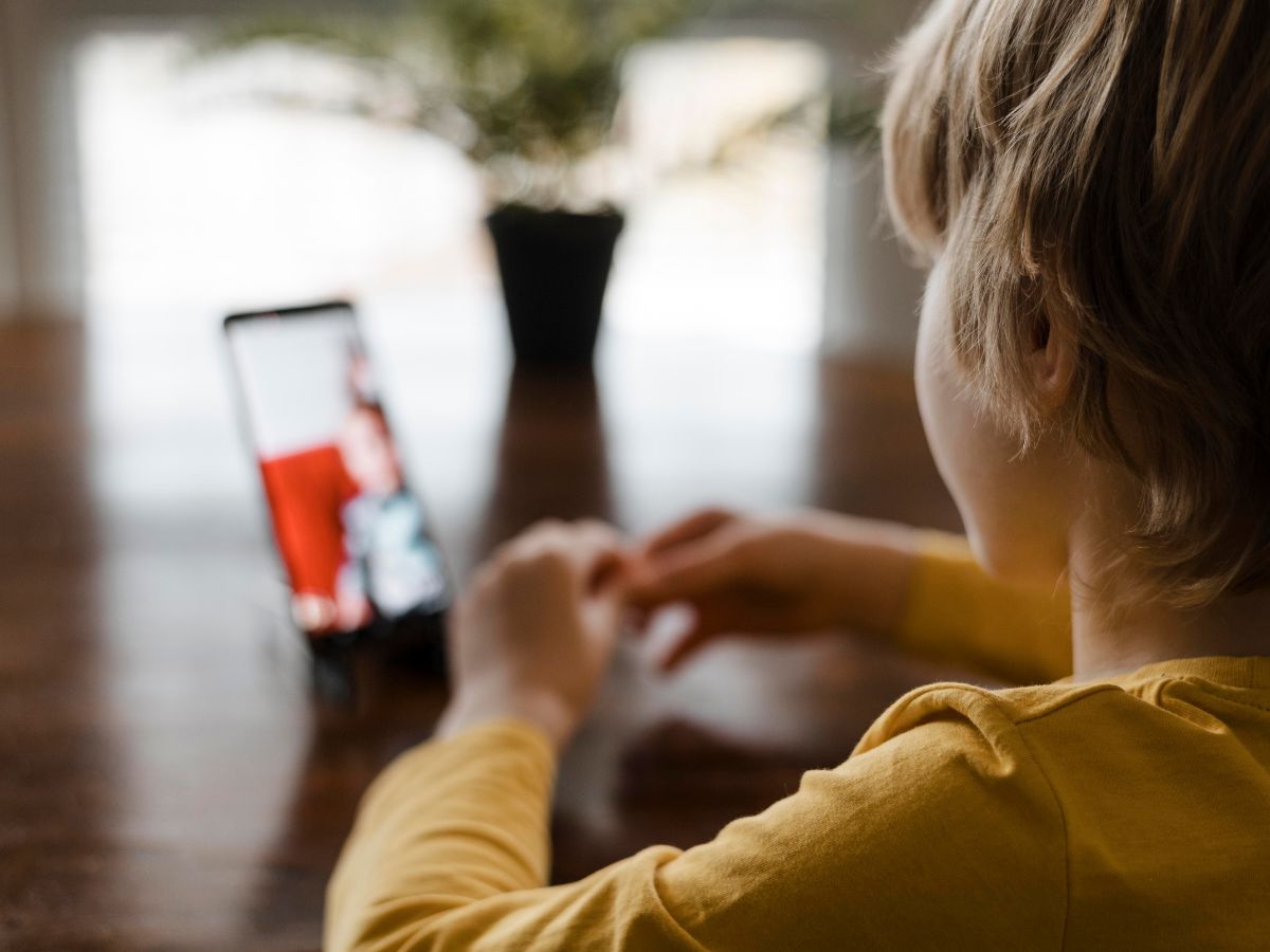 En un mundo hiperconectado, asoma un “lado invisible” que no medimos a detalle pero que ha moldeado emociones, atención, relaciones y autopercepción; uno que no hace distinción de edades, pero que en la era moderna está acechando en etapas más tempranas.