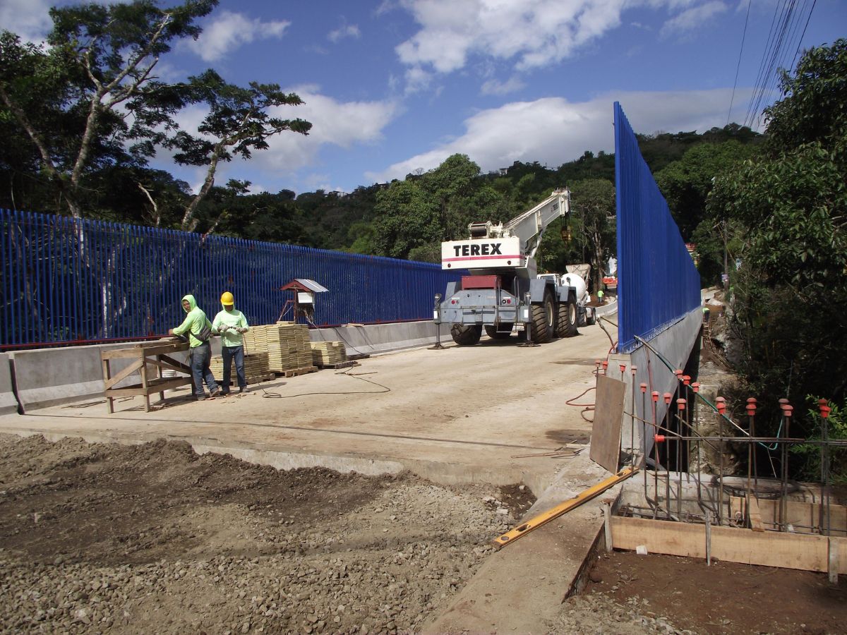 Sobre la ruta nacional 107, en Poás de Alajuela.