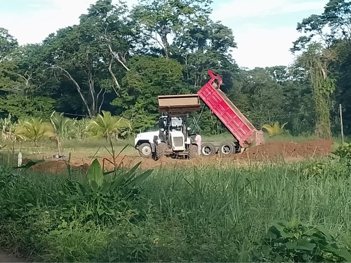 Este 11 de febrero de 2025, vecinos de la zona de Playa Negra alertaron sobre el relleno de terreno en una finca que ya contaba con una denuncia ambiental.