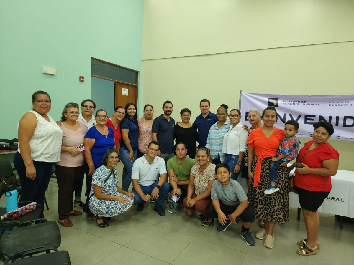 El Inder entregó máquinas de coser industriales, bordadoras y otros equipos complementarios a productores textiles.