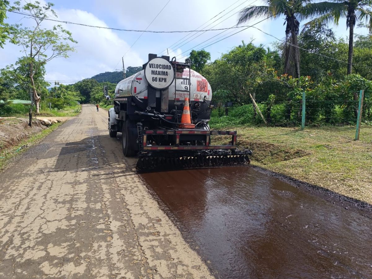 Bacheo se hace en Nandayure y tratamiento superficial en el sector de Hojancha.