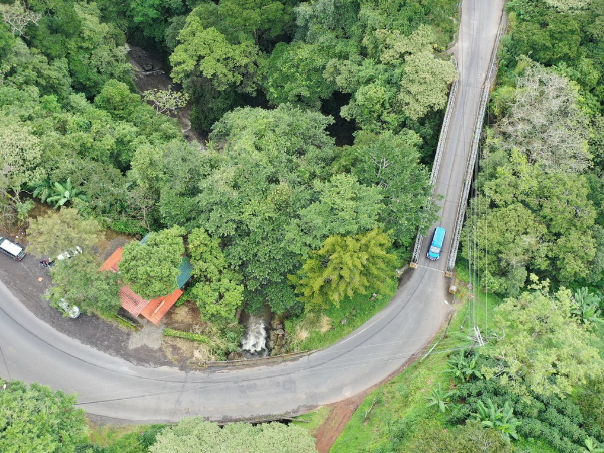 Sobre la ruta nacional 107.