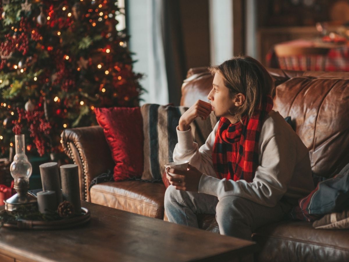Expertos en psicología recomiendan centrarse en el autocuidado y buscar apoyo cuando la tristeza, la melancolía o el duelo se agudizan durante las festividades.