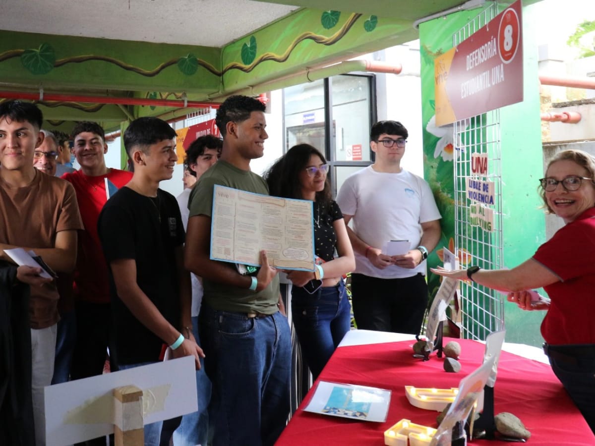 una estudiantes da bienvenida 25 2