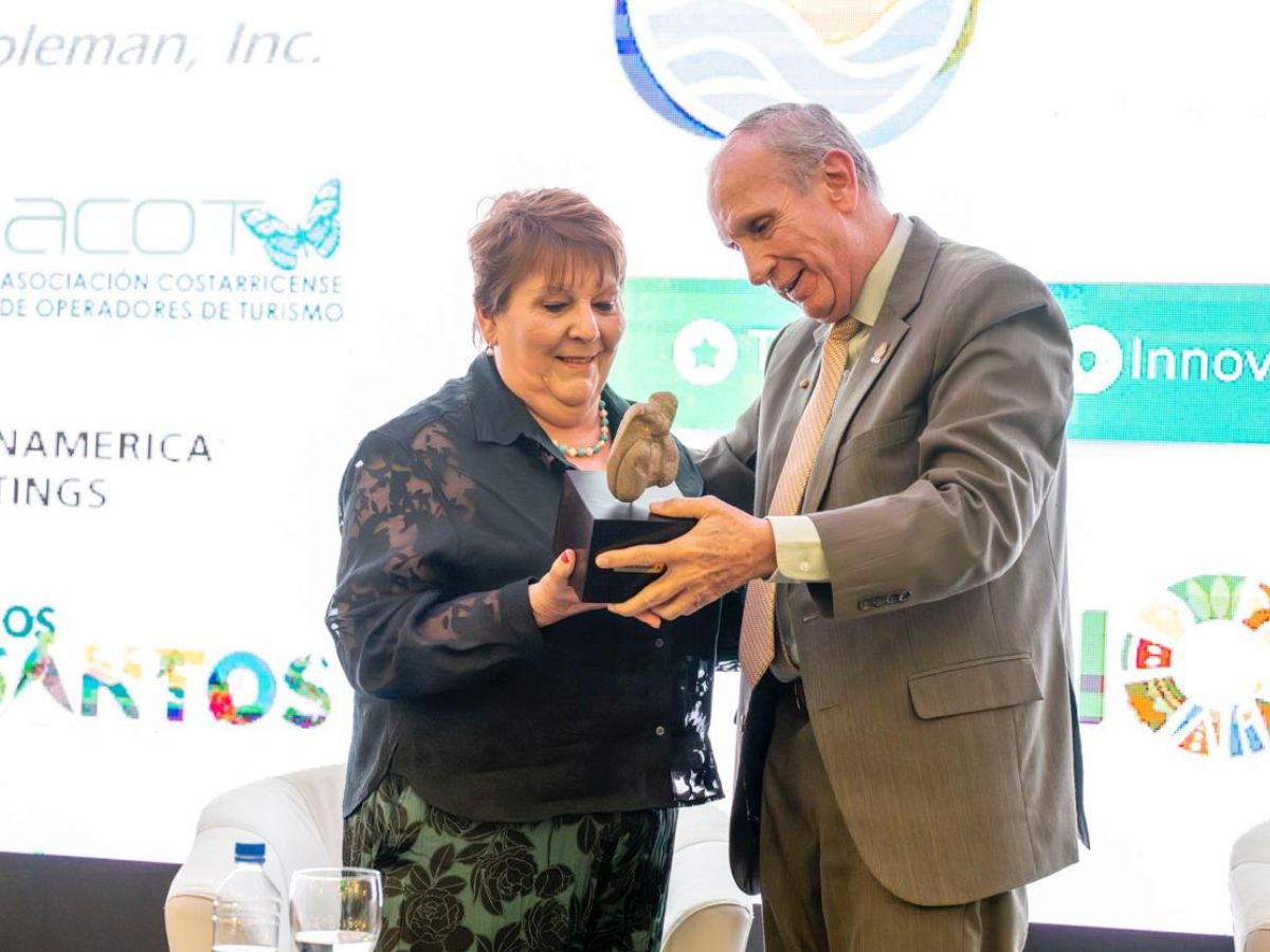 Por sus aportes en la consolidación de Expotur, la bolsa de comercialización más importante del país, doña Yadyra Simón, actual presidenta de la Asociación Costarricense de Profesionales de Turismo (ACOPROT), recibió este miércoles 07 de mayo, un sentido homenaje por parte de esta organización.