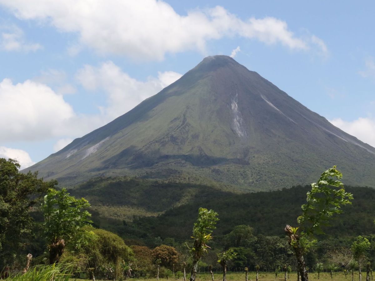 Aunque el volcán permanece sin actividad magmática desde 2010, se cataloga como un laboratorio natural clave para la ciencia, la gestión del riesgo y el uso del territorio ante peligros volcánicos.