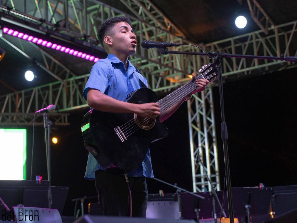 El cantautor santacruceño ya tiene 15 temas originales y su objetivo es seguir con el legado de la música pero con estas nuevas generaciones.