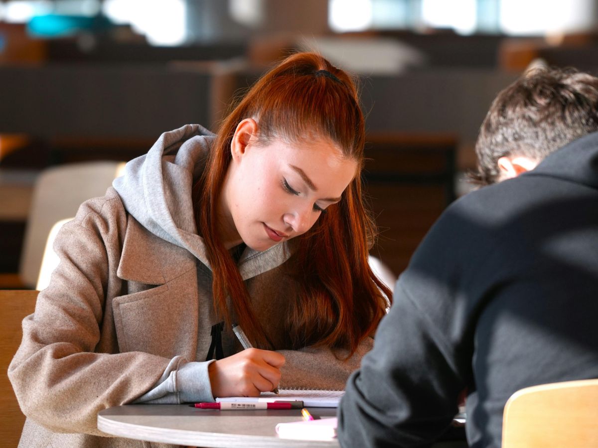 La Universidad Nacional (UNA) aumentará en un 3% las bases destinadas a las becas por situación socioeconómica a partir de 2026.