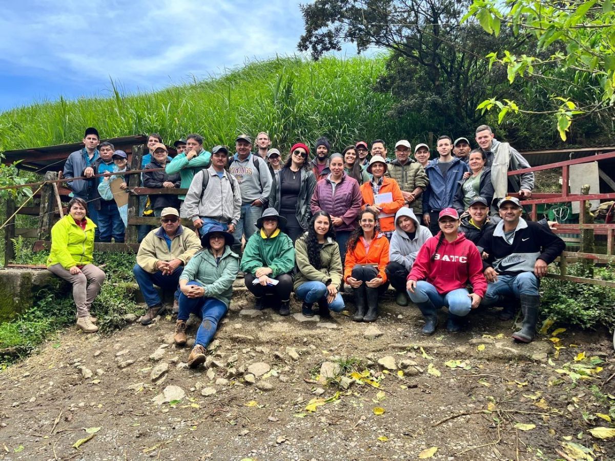Más de 2.500 productores han sido capacitados por la UNED en la elaboración de bioinsumos sostenibles.