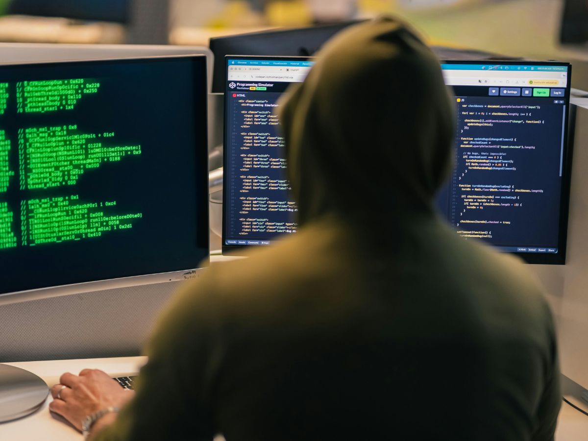 La tendencia muestra mejoras en lo declarativo (políticas, reglamentos, protocolos) y en ciertos controles específicos, sin que ello se traduzca en un cierre robusto del ciclo de gestión del riesgo.