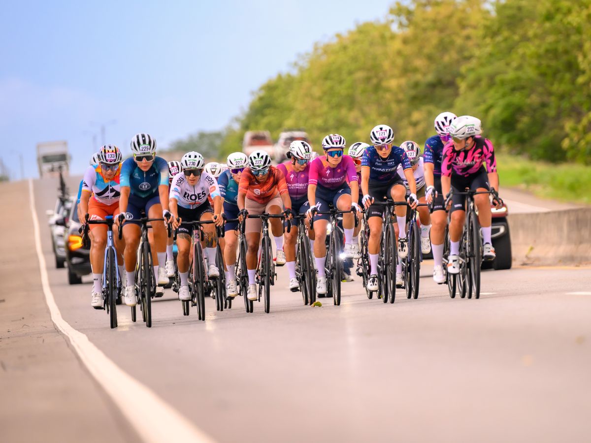 La sexta edición de la Vuelta Master Femenina Kölbi-Kivelix 2026 dio inicio este viernes con una exitosa primera etapa disputada en Cañas, nueva sede de la competencia, donde más de 120 ciclistas provenientes de diferentes partes del país se dieron cita para comenzar la lucha por los títulos de cada categoría en tres días de competencia
