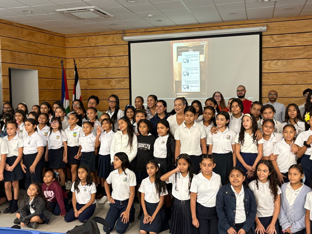 Los ojos de María Pía Loáciga Morales brillaban detrás de los anchos lentes de realidad virtual. Por unos minutos, el campus de la Universidad de Costa Rica (UCR) en la sede de Liberia desapareció por completo para esta alumna de la Escuela Laboratorio John F. Kennedy de la Ciudad Blanca.