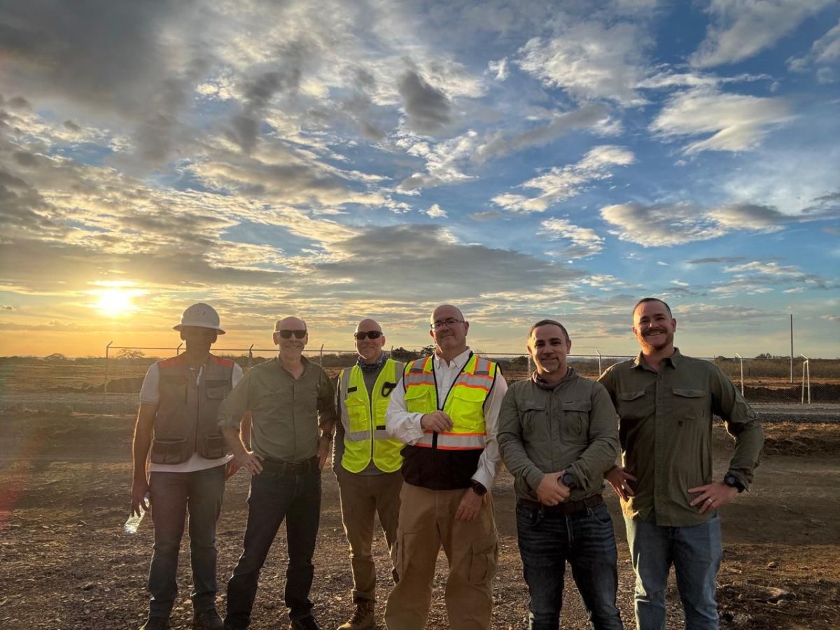 Incorpora seguidores solares de última generación que maximizan la captación energética al moverse con el sol durante el día.