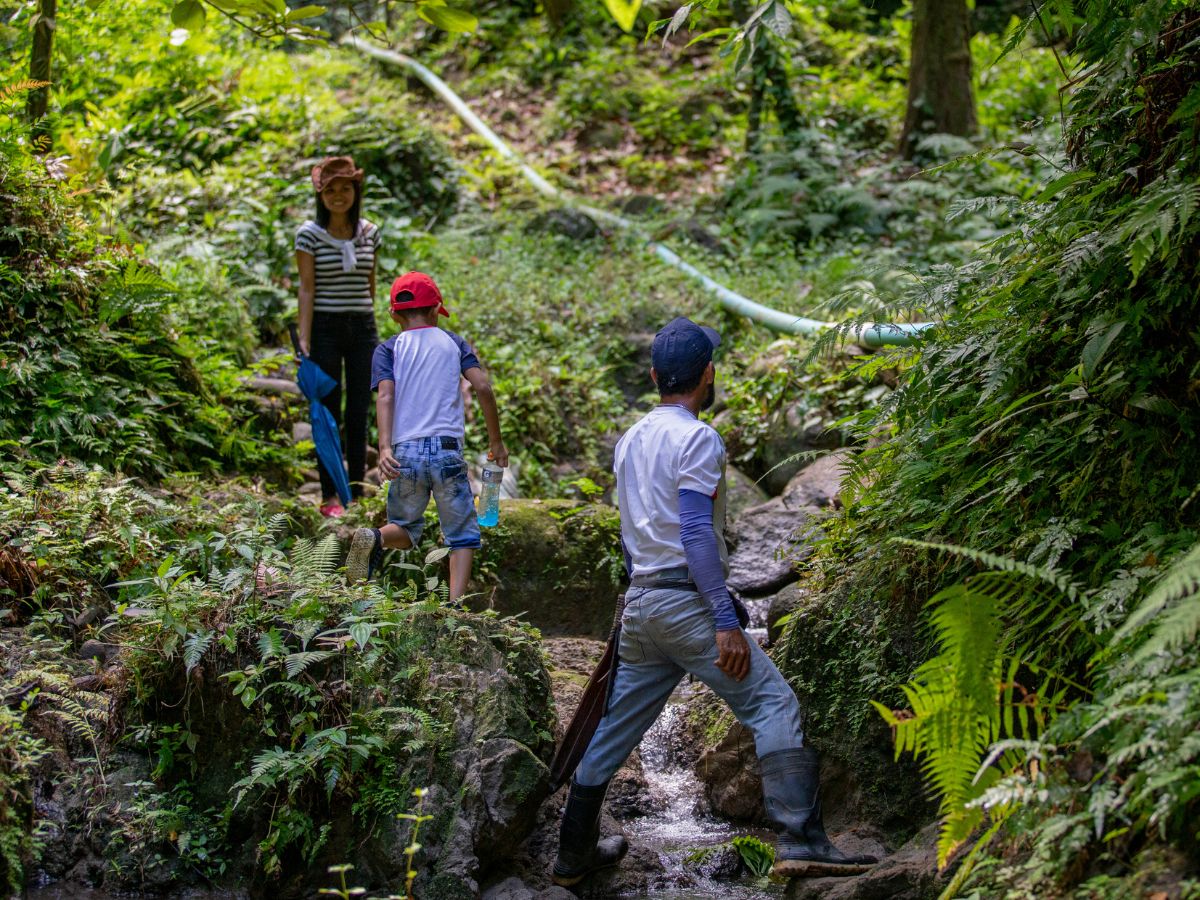 En el marco del Día Mundial del Medio Ambiente, la Confederación Nacional de Federaciones, Ligas y Uniones de Acueductos Comunales (CONAFLU) hizo un llamado a las autoridades nacionales a fortalecer la protección de las fuentes de agua y la gestión comunitaria del recurso hídrico como pilares fundamentales para garantizar la resiliencia climática y el bienestar de las familias costarricenses.