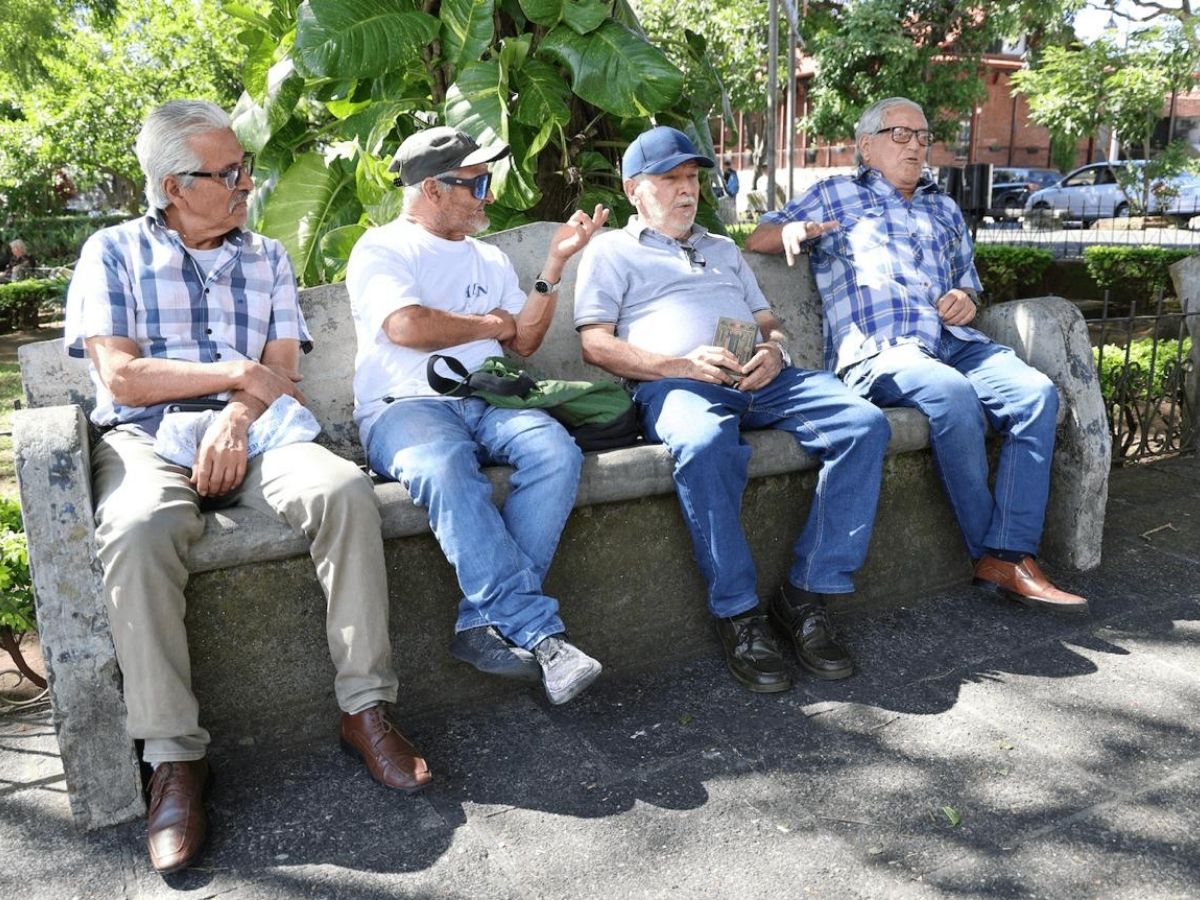 País avanza hacia un envejecimiento acelerado que exige decisiones de largo plazo que nadie quiere asumir. Para 2050, un cuarto de la población será adulta mayor, y el país llegará a ese punto sin infraestructura, servicios ni políticas preparadas para sostenerlo.