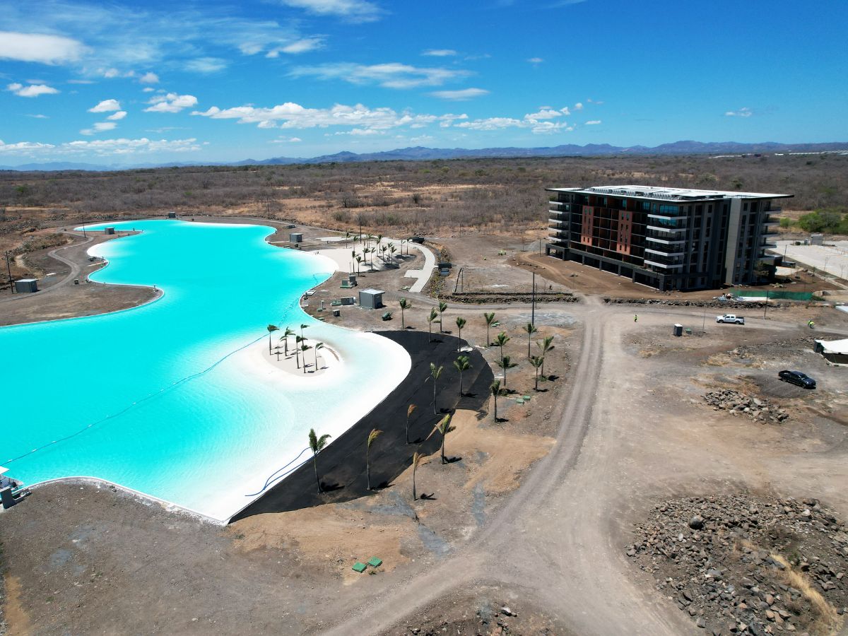Con 7 playas de arena blanca, una isla central y un sendero de 1.6 km, la laguna se integra como la amenidad central del primer desarrollo urbano de uso mixto de Guanacaste, cuya primera etapa residencial abrirá sus puertas en 2026.