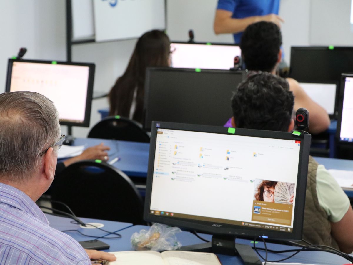 curso ageco tecnologia computadora adulto mayor profesor