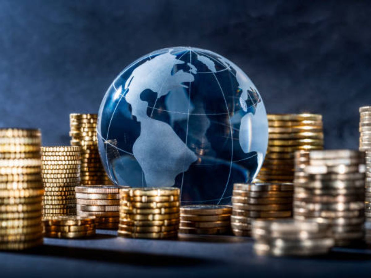 La economía global ha mantenido una trayectoria de crecimiento moderado con una desaceleración gradual de la inflación durante el primer semestre.