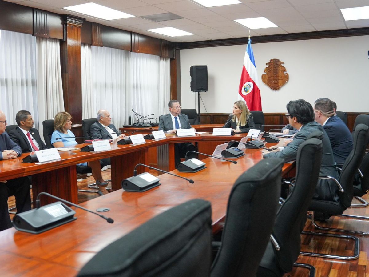 Presidenta Laura Fernández establece prioridades
