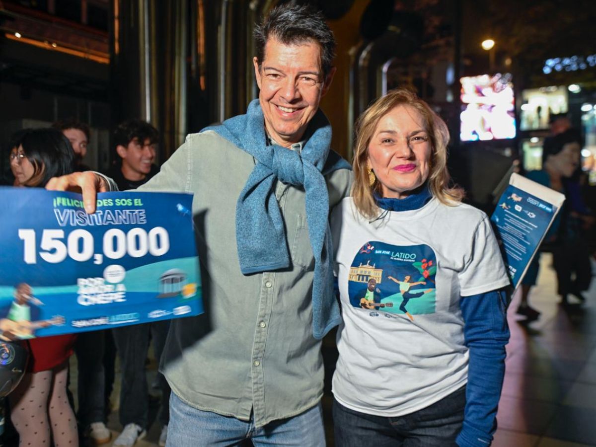 Julio Mora fue el afortunado asistente ganador de una pieza exclusiva de la plataforma “Tico Treasure” elaborada por mujeres del programa de “Artesanías con Identidad” del ICT. El homenaje se realizó en los Museos del Banco Central al ritmo de cimarrona y música nacional.