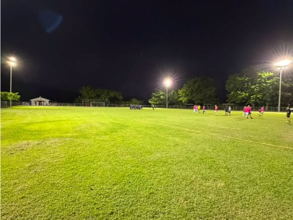La comunidad de La Montañita celebró la inauguración oficial de la iluminación de su cancha deportiva el jueves, en un acto que contó con la presencia del Alcalde de Nicoya, Carlos Armando Martínez Arias, y la Vicealcaldesa, Silvia Gutiérrez Oviedo, así como con los regidores Sergio Matarrita Guevara y Julio Grijalba Villareal.