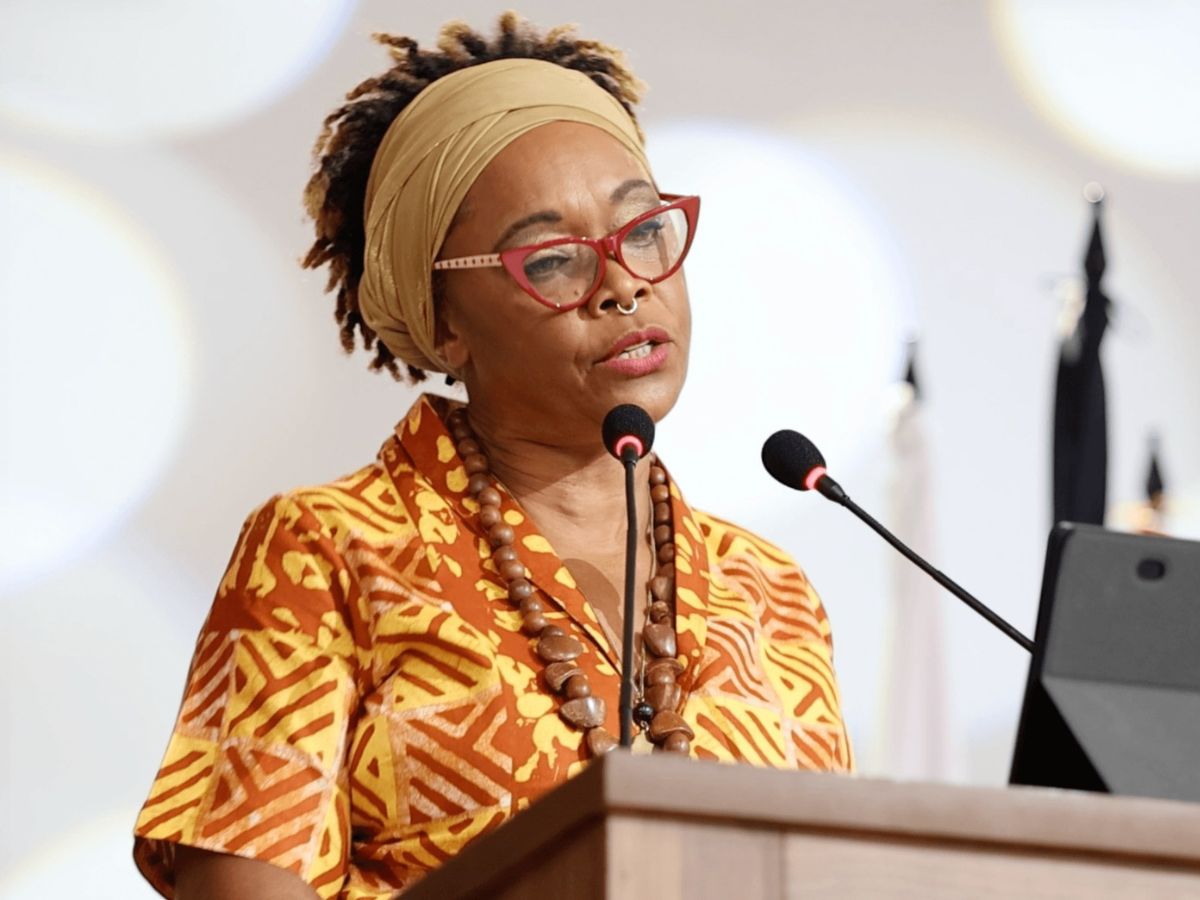 La antropóloga y poeta Shirley Campbell Barr alertó sobre la escasa participación de autores afrodescendientes en la producción editorial costarricense y recordó la importancia de incorporarlos tanto para reinterpretar nuestro pasado, como para completar la realidad nacional, la cual “no se consigue sin la voz afro”. 