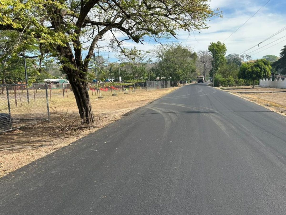 La obra beneficia directamente a más de mil personas mediante el mejoramiento de 3,9 kilómetros de caminos cantonales