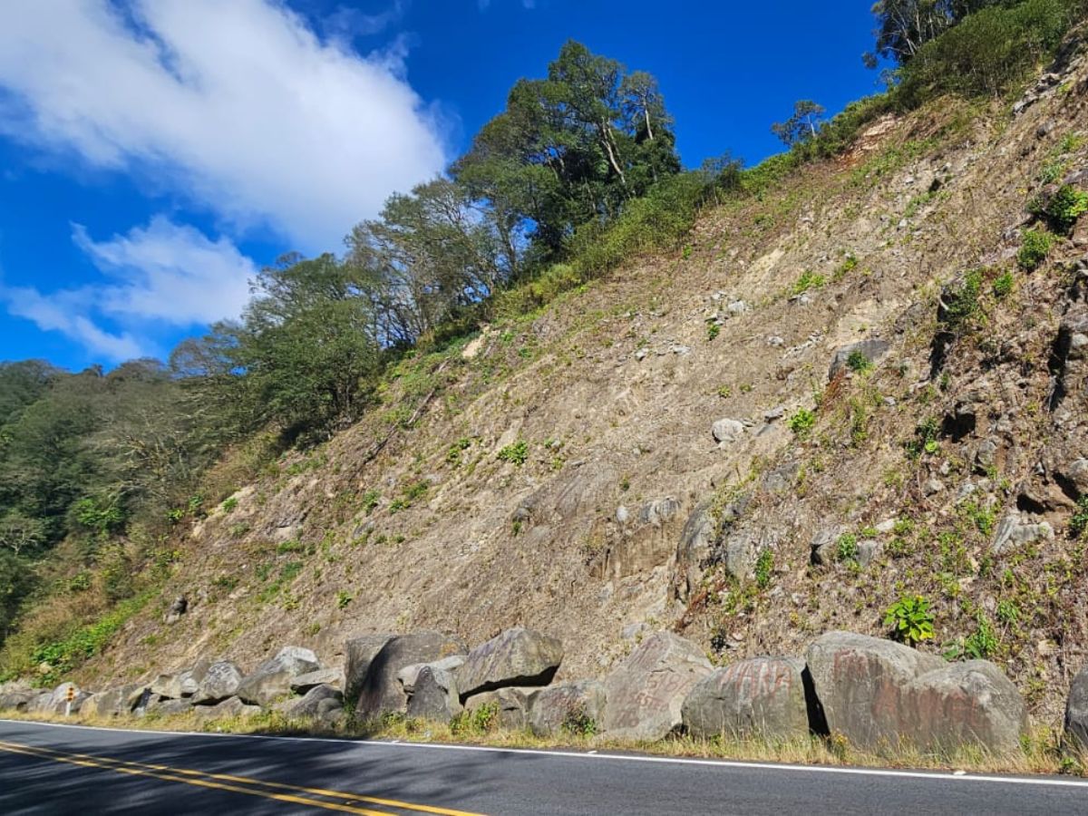 El Consejo Nacional de Vialidad (CONAVI), ejecuta una serie de intervenciones en distintos puntos de la Interamericana Sur RN2, entre los que se encuentra la estabilización de muros a través de la técnica de suelo cosido y la construcción de puentes como el caso de la estructura sobre el río Pacuar.