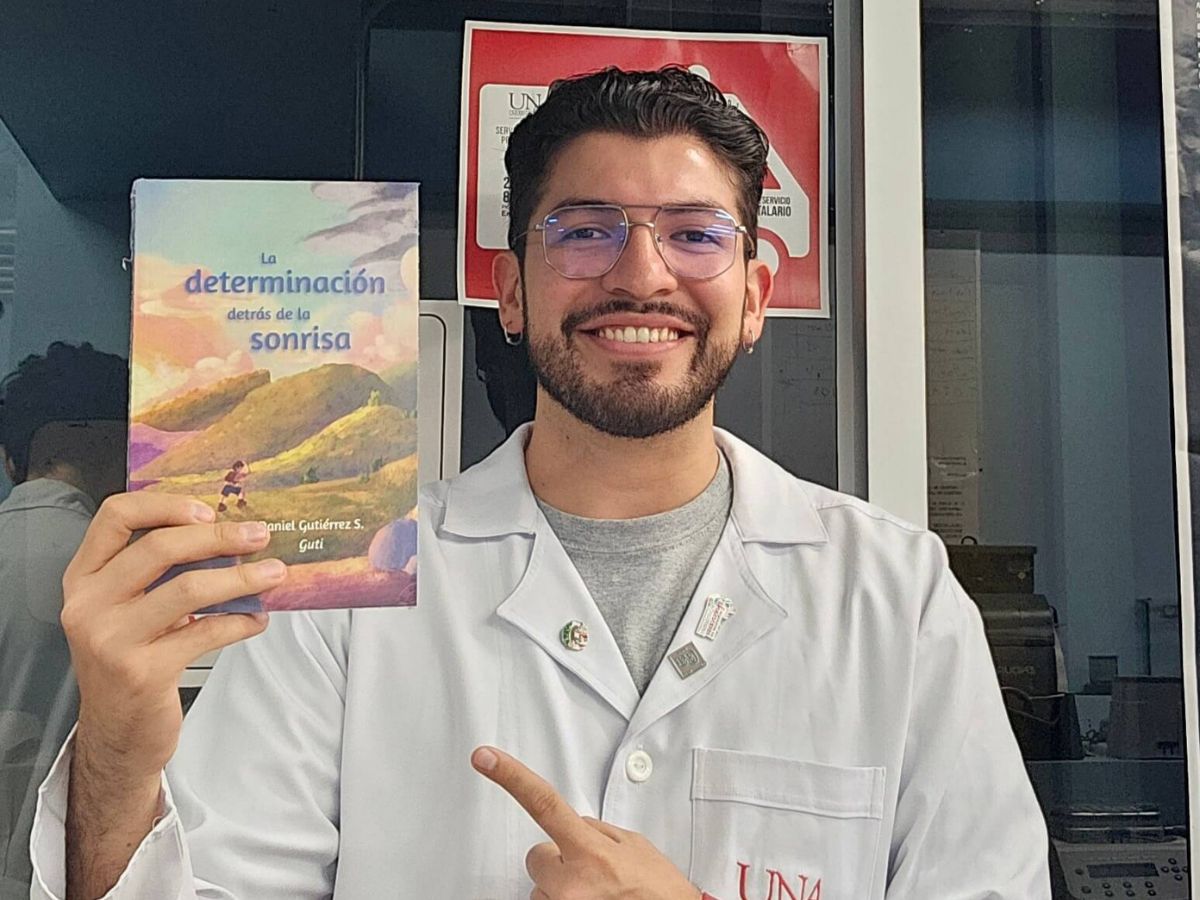 Daniel Gutiérrez, conocido como “Guti”, estudiante de la carrera de Biología con énfasis en biotecnología de la Universidad Nacional, presenta su libro “La determinación detrás de la sonrisa” este 11 de setiembre.