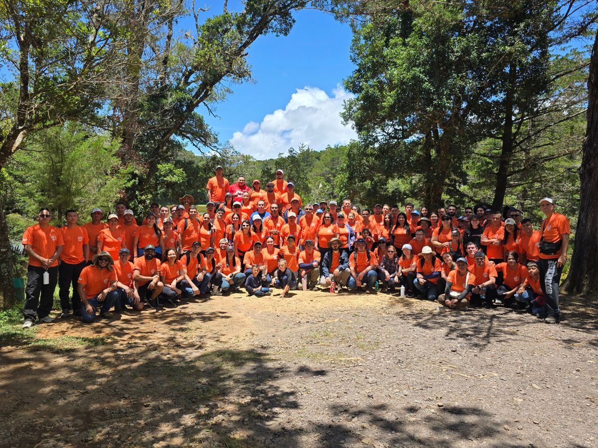 La jornada de voluntariado permitió reforestar áreas de la zona de amortiguamiento del Parque Nacional Los Quetzales y del Corredor Biológico Cerro Las Vueltas.