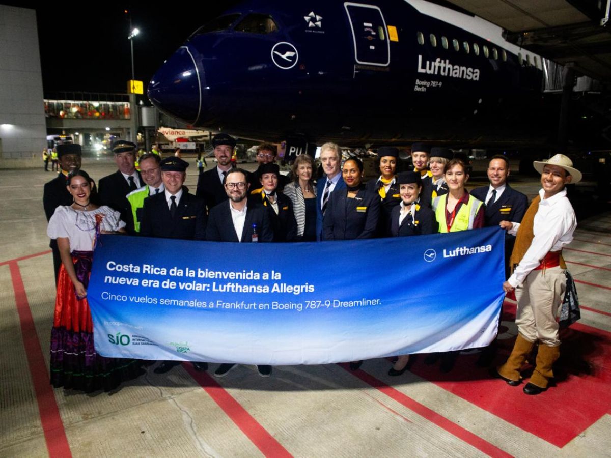 Lufthansa Allegris llegó a Costa Rica este martes a bordo de un Boeing 787-9 Dreamliner con el diseño especial conmemorativo del centenario de la compañía.