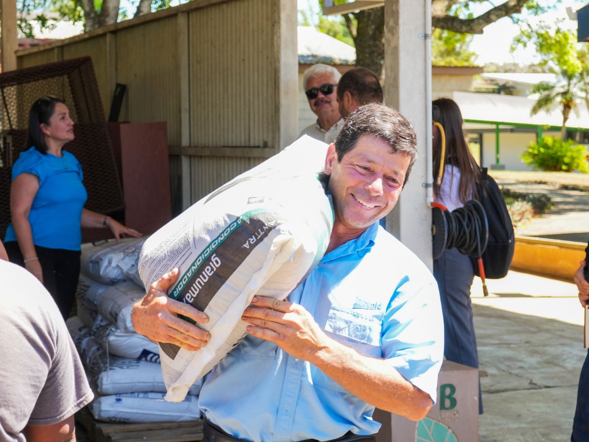 El Ministerio de Agricultura y Ganadería (MAG) entregó fertilizantes a cinco productores seleccionados como parte del proyecto piloto para la implementación del tomate acorazado desarrollado por la Universidad de Costa Rica (UCR).