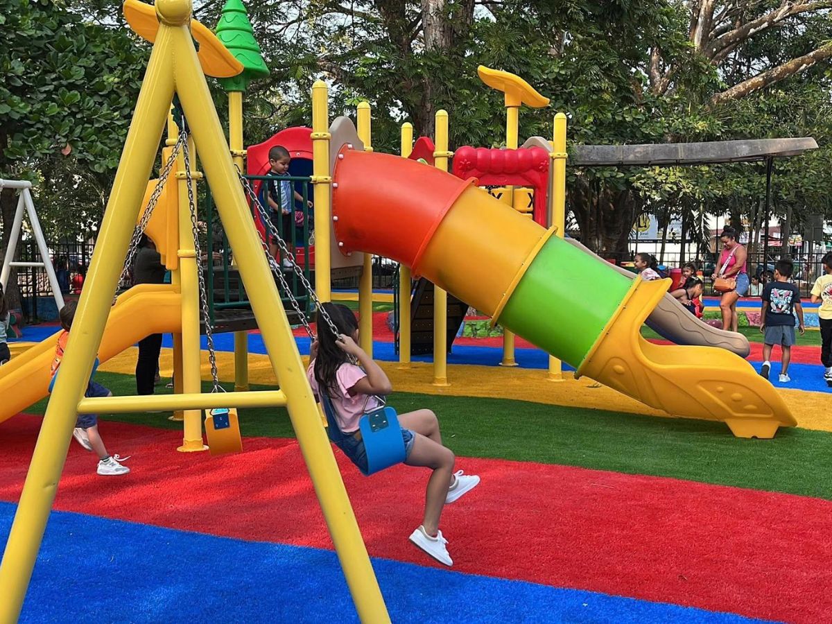 Parque Recaredo Briceño – Playground
Nuevo playground infantil en el Parque Recaredo Briceño, incorporado dentro del proceso de remodelación del espacio público para fortalecer la recreación, convivencia familiar y el disfrute de la niñez nicoyana.