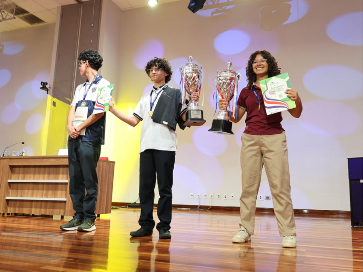 Cerca de 900 estudiantes de diferentes regiones del país participaron este año en la XXVI Olimpiada Costarricense de Química, una iniciativa que cumple 25 años de promover el talento joven y despertar vocaciones científicas. 