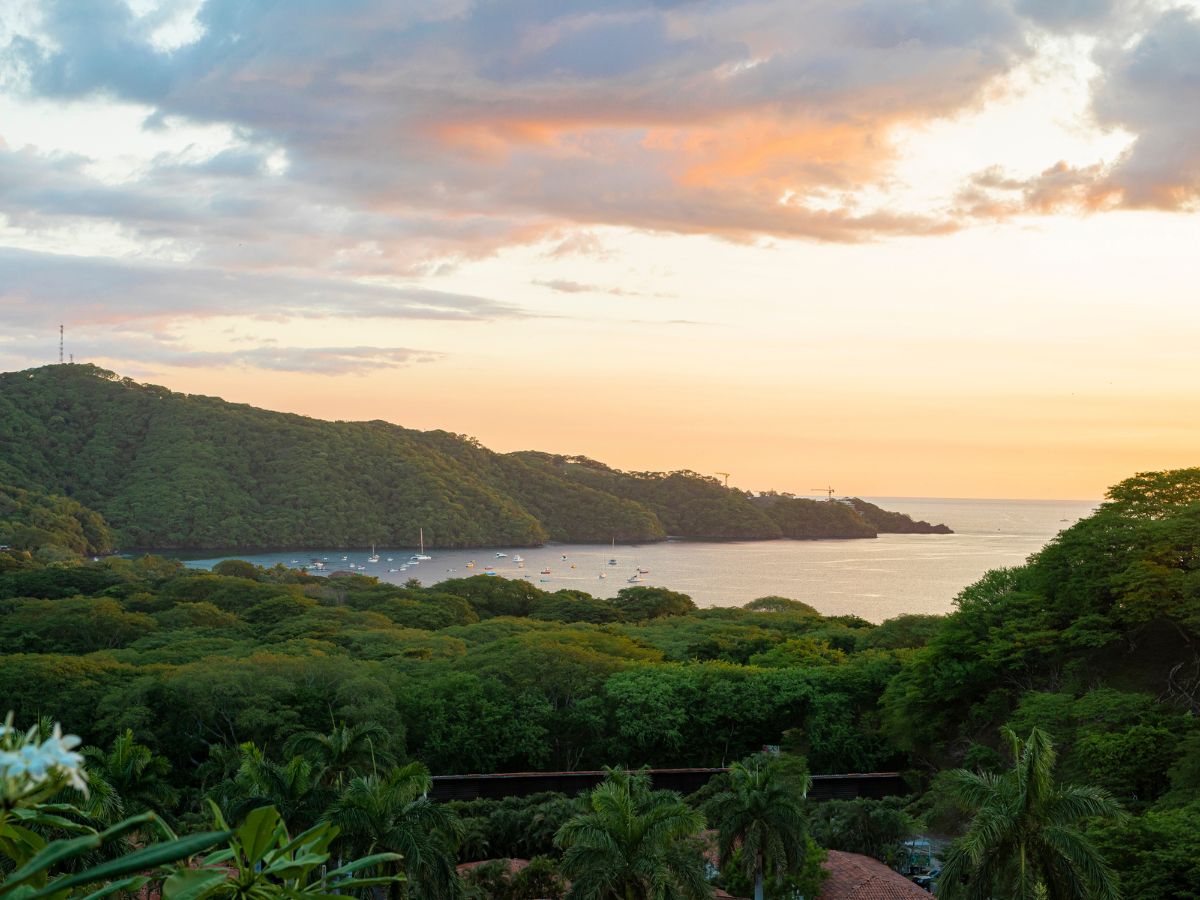 Guanacaste recibió más de 456.000 llegadas internacionales en el primer cuatrimestre de 2026, y Playa Hermosa ha logrado capitalizar esta demanda.