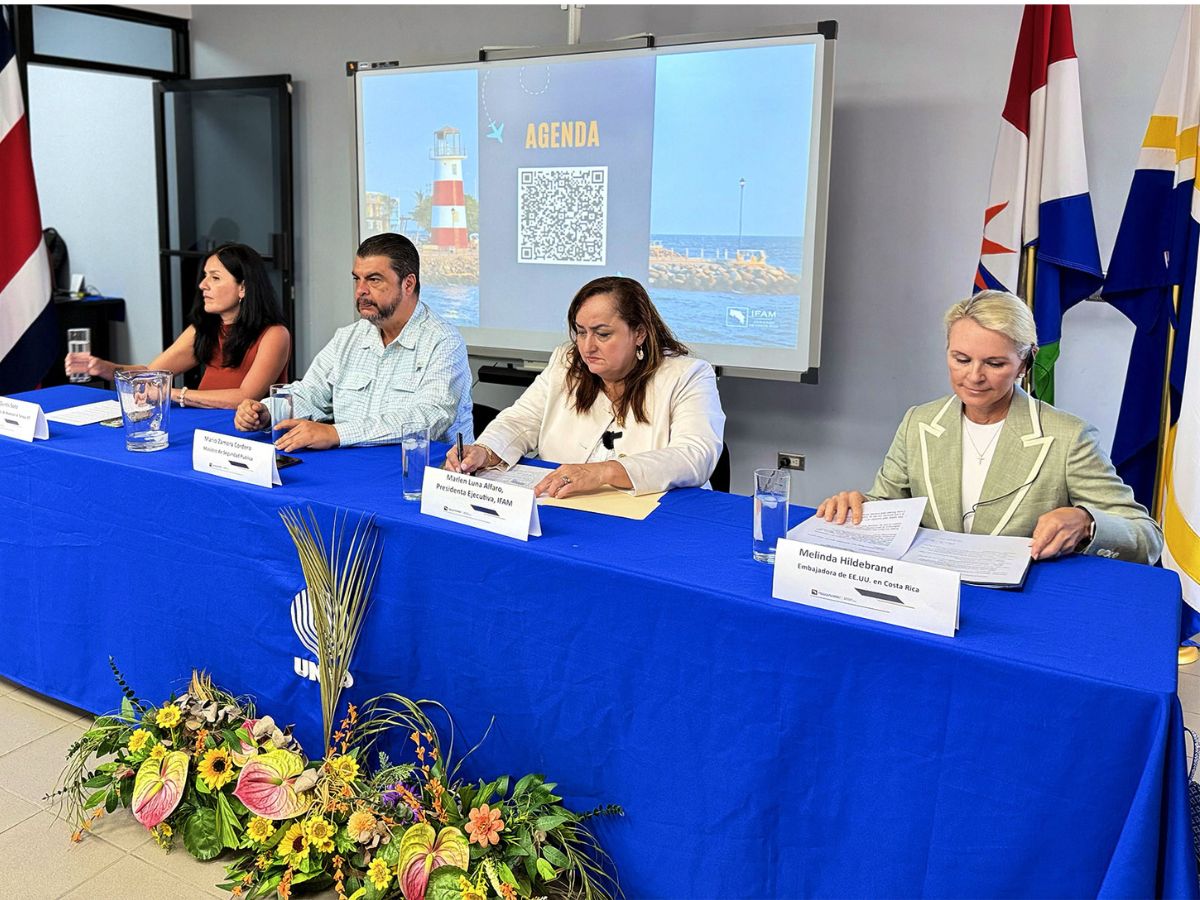 El Instituto de Fomento y Asesoría Municipal (IFAM) reunió a gobiernos locales de la franja del Pacífico costarricense, con la participación y el apoyo de una delegación de la Embajada de Estados Unidos, encabezada por la embajadora Melinda Hildebrand, en el Encuentro de Seguridad Turística Municipal, desarrollado en la sede de la Universidad Estatal a Distancia (UNED), en el distrito El Cocal, en Puntarenas.