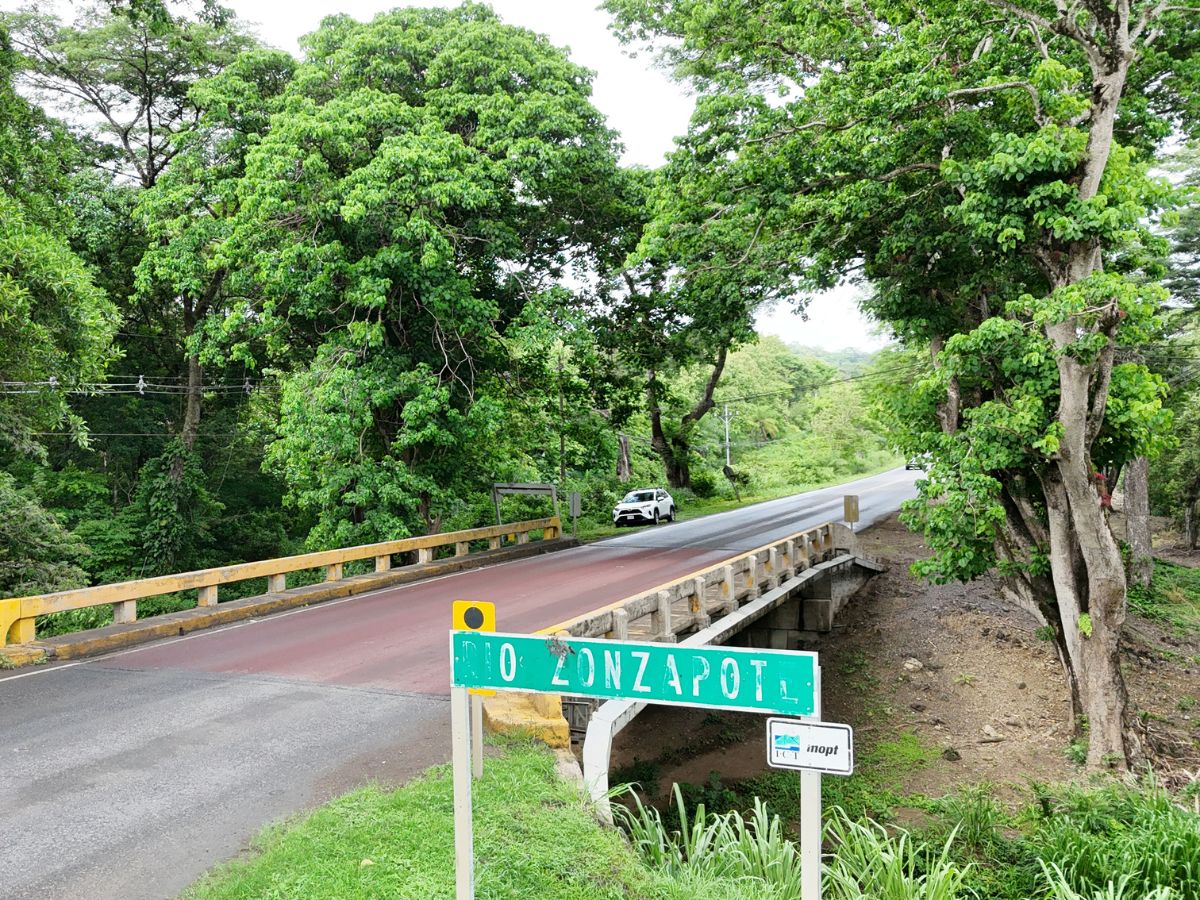 Sobre la Ruta Nacional 1.