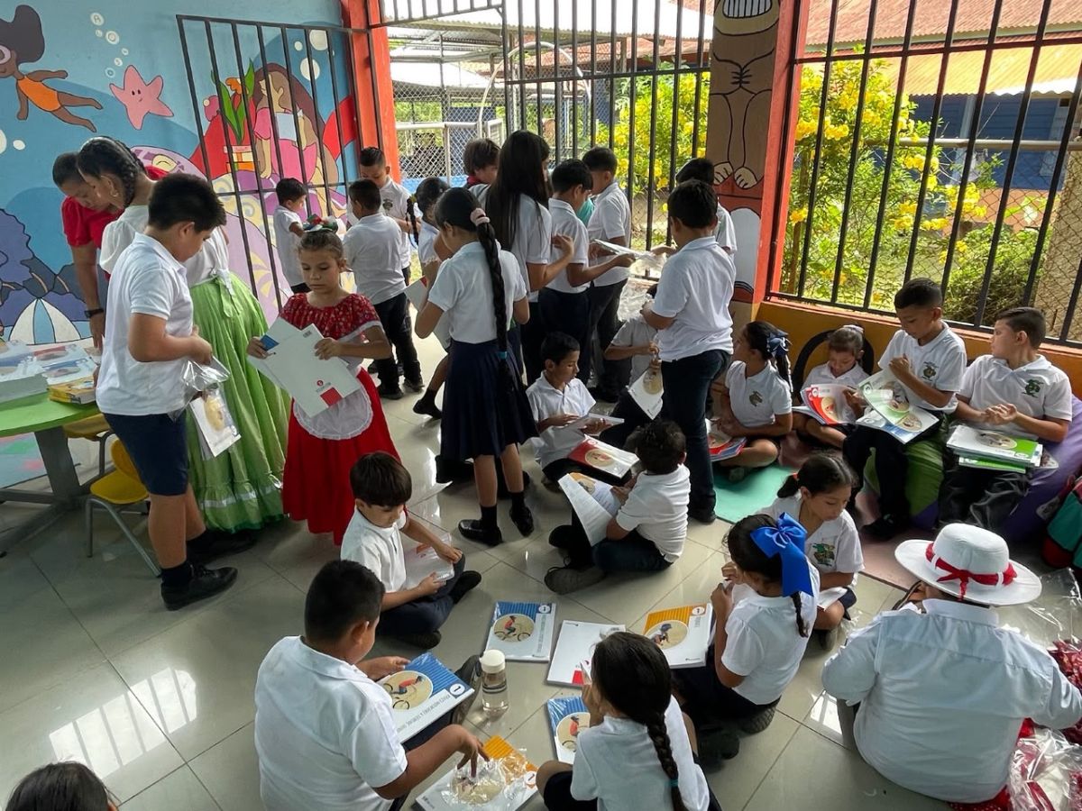 La gira encabezada por el rector Carlos Araya Leandro benefició a siete centros educativos de Guanacaste y reafirma el compromiso de la Universidad con la equidad territorial y el fortalecimiento de la educación pública.