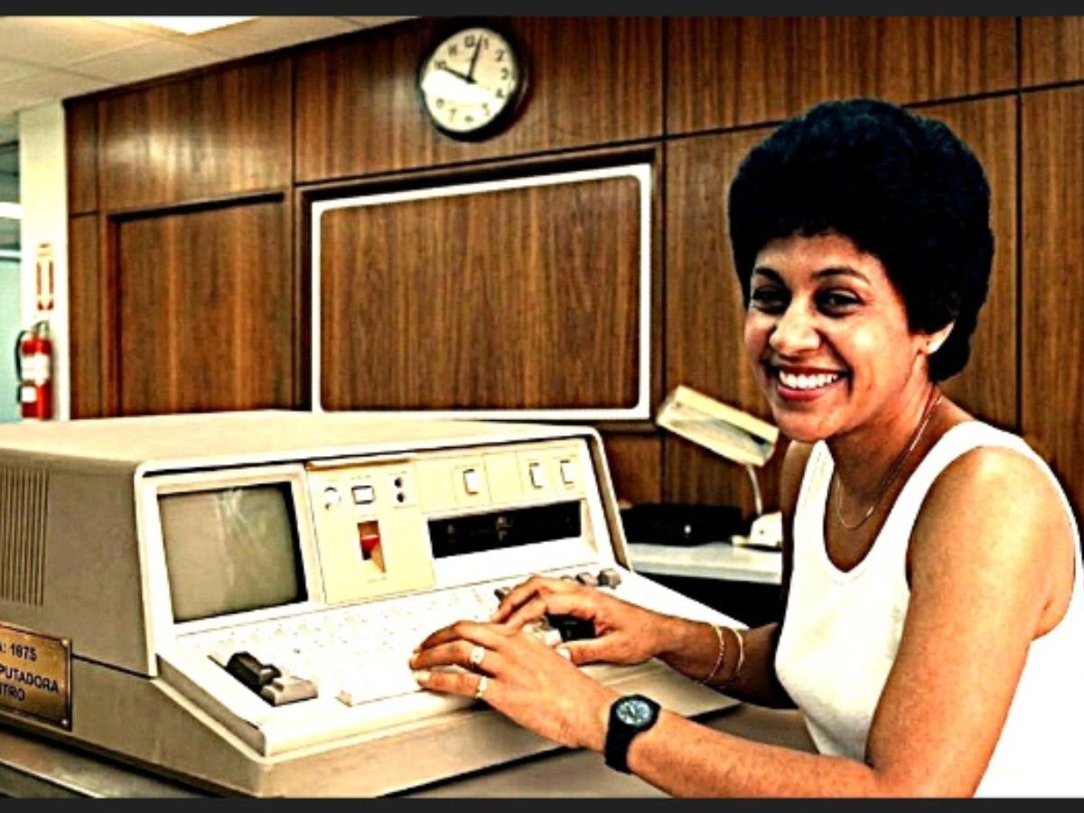 En 1975, el panorama tecnológico de Costa Rica era un terreno casi inexplorado, un mundo de máquinas colosales que despertaban tanto asombro como temor. En ese escenario, una joven llamada Sonia Delgado, quien había ingresado al INA  con apenas 17 años como operadora de la central telefónica, decidió levantar la mano ante un desafío que cambiaría su vida y la historia técnica del país: operar la primera computadora de la institución.